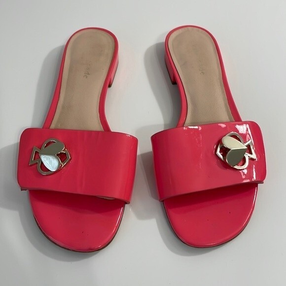 Kate Spade Ferry‎ Size 6 pink patent leather slides sandals w/ silver logo.  EUC - Picture 2 of 10